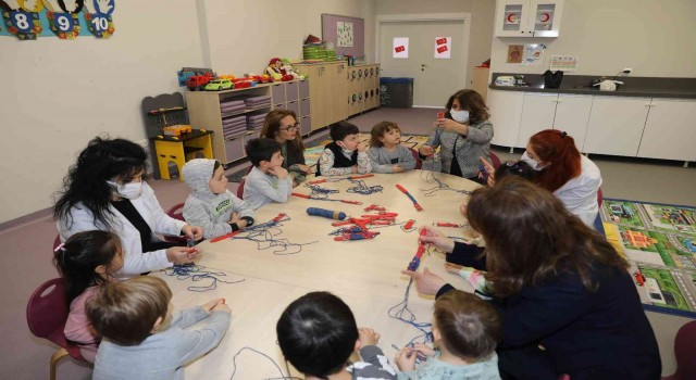 Bursada sokak hayvanlarının hediyeleri çocuklardan