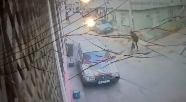 Bursada yolda yürüyen genç kız köpeğin saldırısına uğradı