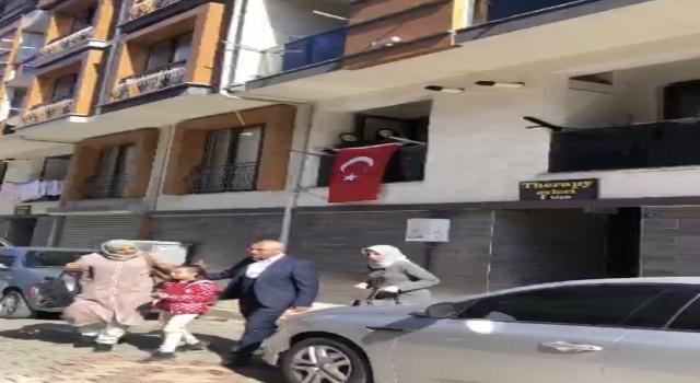 Bursadaki patlamada şehit olan ceza infaz memurunun evine Türk bayrağı asıldı