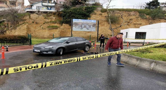 Büyükçekmecede sahilde yürüyen adama silahlı saldırı kamerada