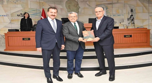 Büyükşehir Belediyesinin kültür hazinesi meclis üyelerine hediye edildi