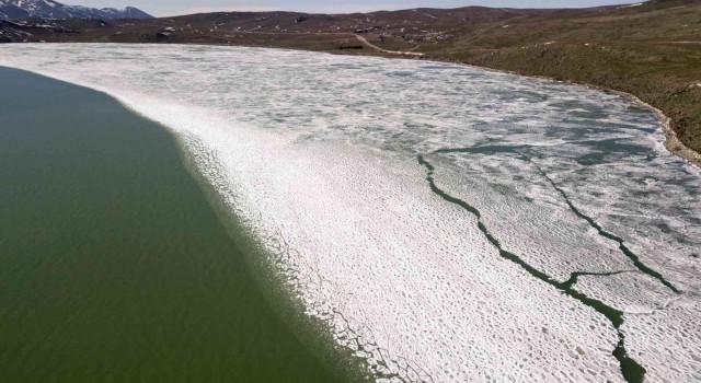 Buzları çözülen Nazik Gölünden büyüleyen görüntü