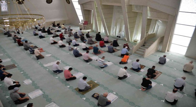 Camiler teravih namazı için pırıl pırıl