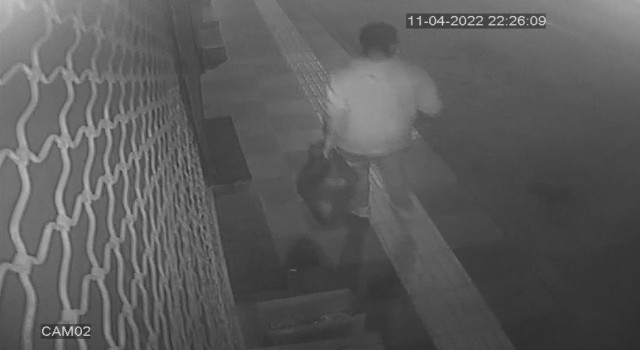 Caminin ses sistemini çaldı