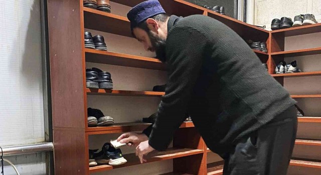 Camiye giden çocukların ayakkabısına para bırakılıyor