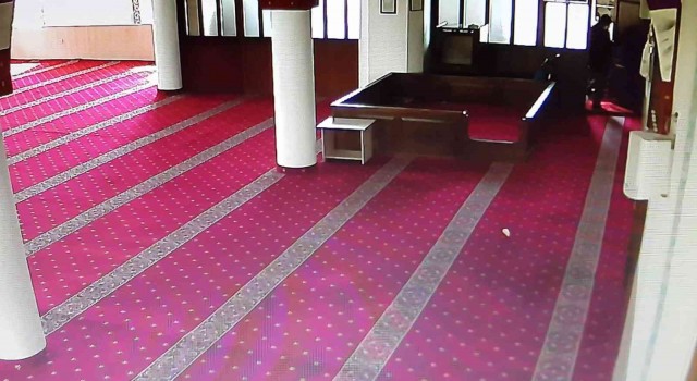 Camiye giren hırsız 4 bin TLlik yardım paralarını çaldı