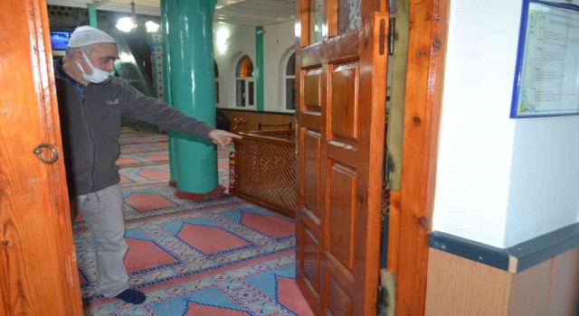Camiyi soyan hırsıza cami cemaatinden tepki: “Gidin adam gibi bir yerde çalışın”