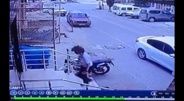 Çanakkalede bir kadın, uçan çatının altında kalmaktan saniyeyle kurtuldu