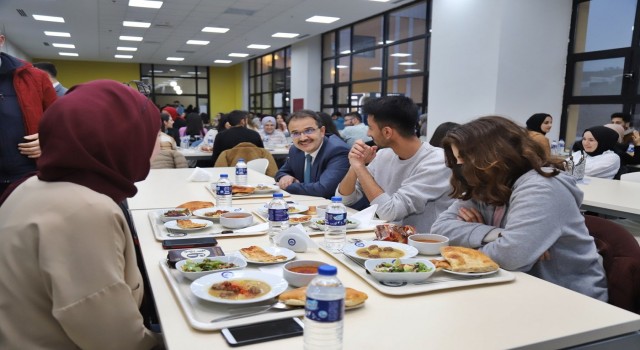 Çankırı protokolü iftarını üniversite öğrencileriyle açtı