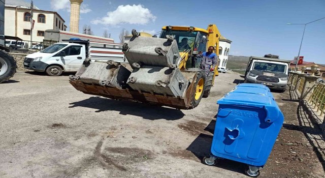 Çatta Bayram öncesi çöp konteynerleri yenilendi