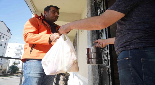 Çayırovada ihtiyaç sahiplerine gıda kolisi ve sıcak yemek