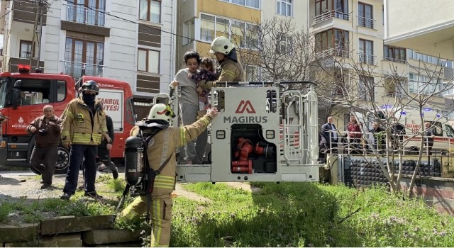 Çekmeköyde apartman dairesi yandı, mahsur kalan 6 kişiyi itfaiye kurtardı