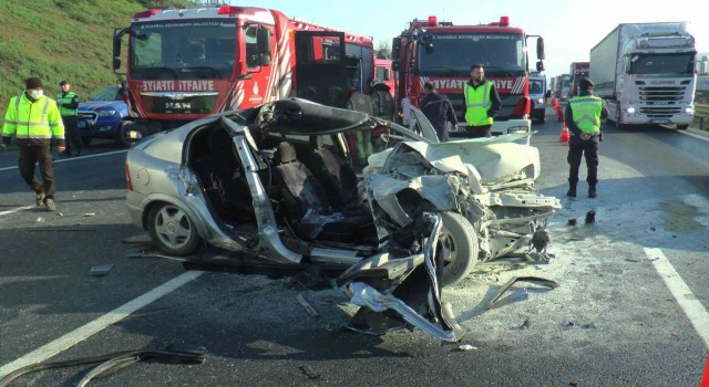 Çekmeköyde otomobil kamyona hızla çarptı: 1 ölü, 1 yaralı