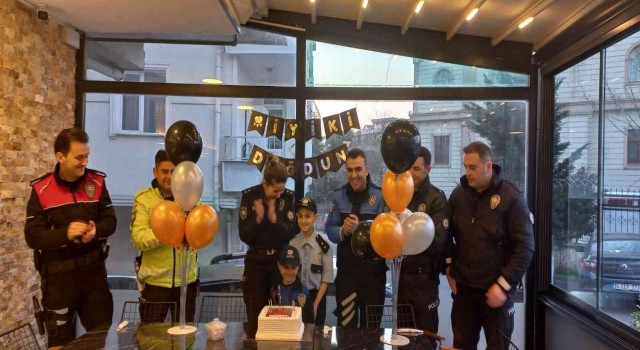 Çekmeköyde tümör tedavisi gören 10 yaşındaki çocuk, hayali olan polis üniformasına kavuştu