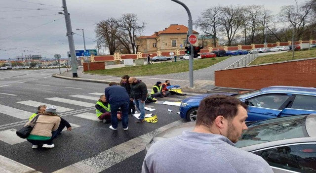 Çekyada Ukraynaya destek için trafiği kapatan aktivistlere polis müdahalesi