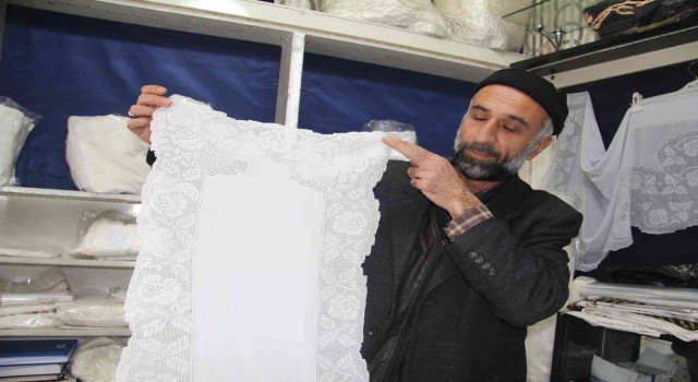 Celal Erdönmez 40 yıldır yaptığı nakışlarla genç kızların çeyizini süslüyor