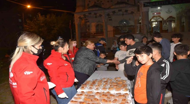 Ceyhanda teravih sonrası cemaate tatlı ikramı
