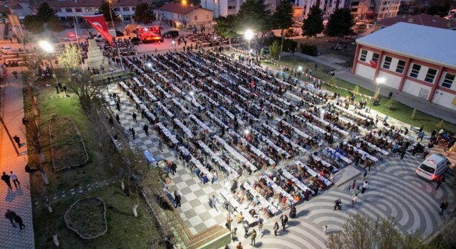 Çiçekdağında belediye meydan iftarı verdi