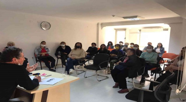 Çiğli Belediyesinden kadınlara dijital okuryazarlık semineri