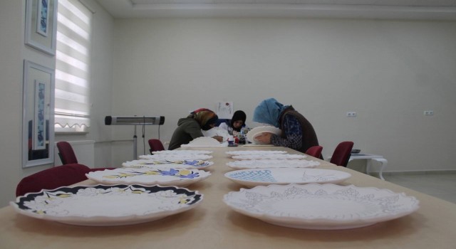 Çini seramikler Bayburtlu kadınların ellerinde hayat buluyor