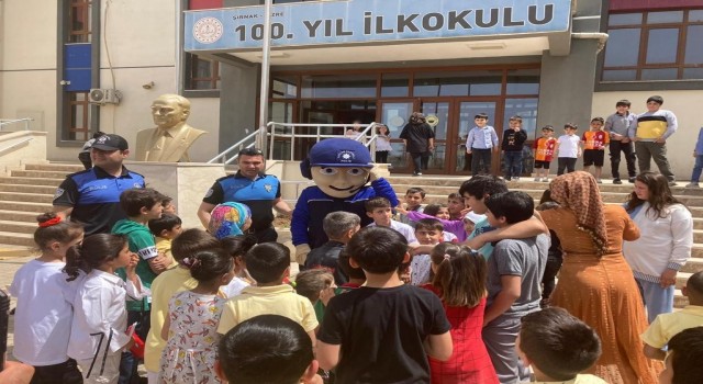 Cizrede polisler çocukların bayramına eşlik etti