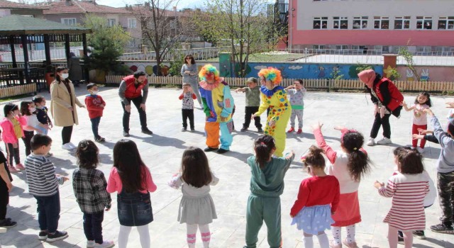 Çocuklar 23 Nisan etkinliğinde doyasıya eğlendi