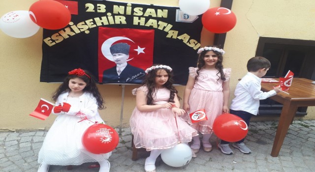 Çocuklar 23 Nisanı resim çizerek kutladı