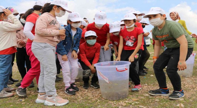 Çocuklar göle balık bırakarak 23 Nisanı kutladılar