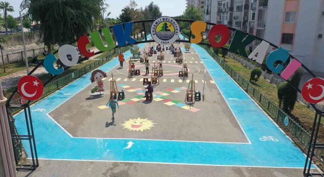 Çocuklar hayallerindeki 23 Nisanı tuvallere yansıttı