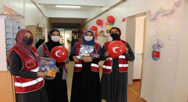 Çocuklar için hastane koridorunu süsleyip oyuncak dağıttılar