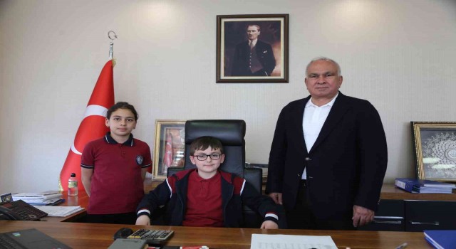 Çocuklar koltuğa oturdu, Başkan Tollu projelerini dinledi