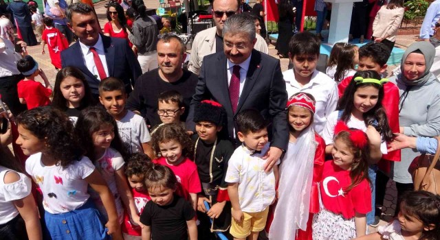 Çocuklar Vali Yılmazla fotoğraf çektirmek için yarışa girdi