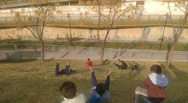 Çocukların çimende kayak keyfi