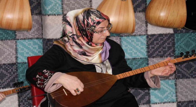 Çocukluk hayalini gerçekleştirmek için bağlama kursuna gidiyor