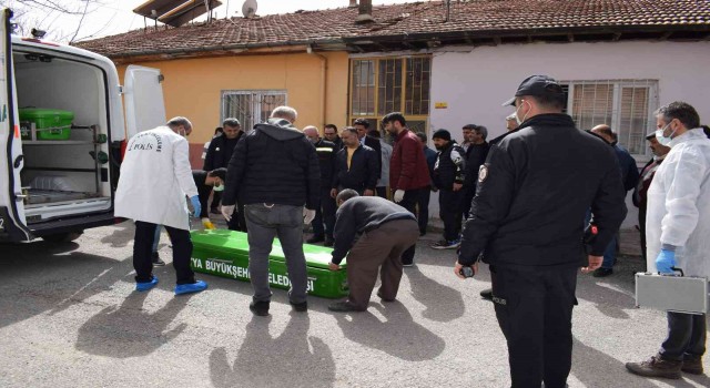 Çukurlar kazılı evde ölü bulundu