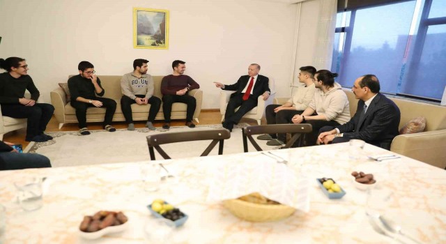 Cumhurbaşkanı Erdoğan, iftarda öğrenci evine misafir oldu