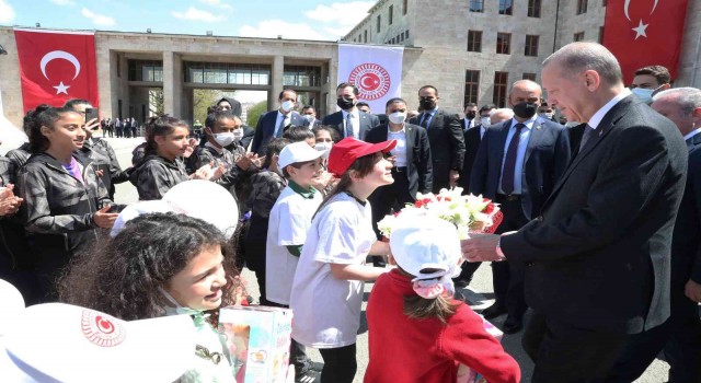 Cumhurbaşkanı Erdoğan, Mecliste karşılaştığı çocuklarla sohbet etti