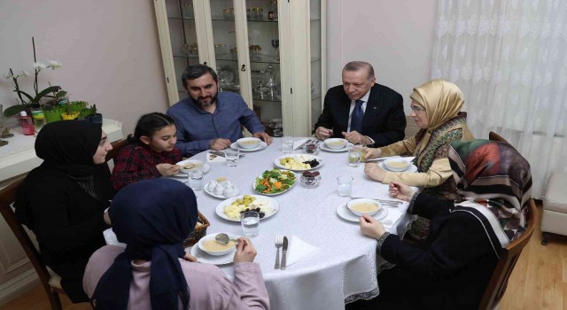 Cumhurbaşkanı Erdoğan, Ümraniyede bir vatandaşın evinde iftar yaptı