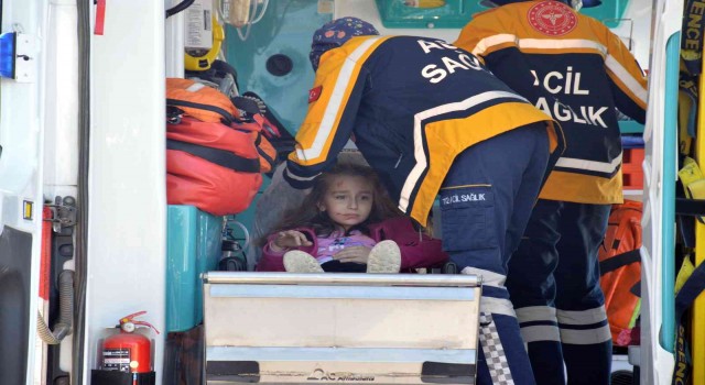 D-650de iki otomobil çarpıştı: 1i çocuk 3 yaralı