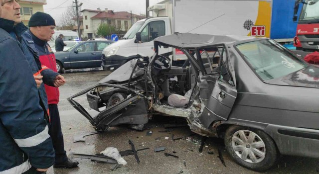 D-650de kamyonet ile otomobil çarpıştı: 2 yaralı