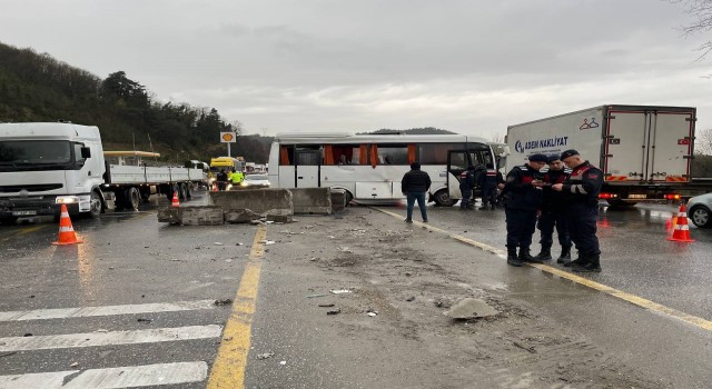 D-650de kontrolden çıkan işçi servisi refüje çarptı: 3 yaralı