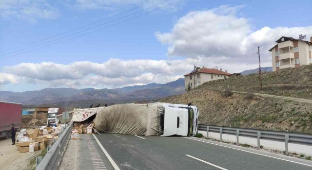 D100de devrilen tırın dorsesindeki malzemeler yola saçıldı: 1 yaralı