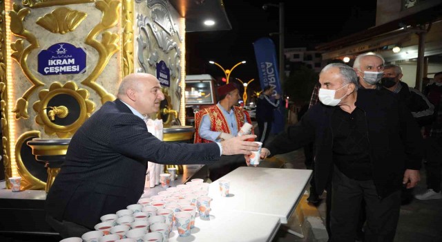 Darıcada teravih namazı sonrası şerbet ikram ediliyor