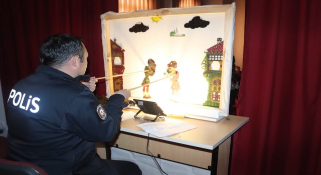 Datçada polisin Karagöz ve Hacivat oyunu öğrencilerden büyük alkış aldı