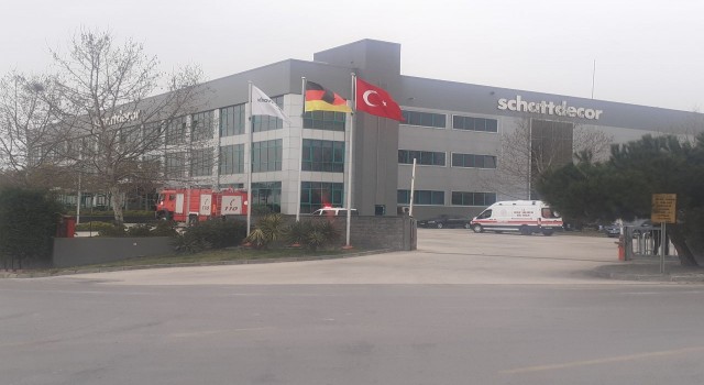 Dekoratif kağıt baskı fabrikasında çıkan yangın panik oluşturdu
