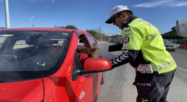 Denetimde ebeveynlere broşür, çocuklara kırmızı düdük dağıtıldı