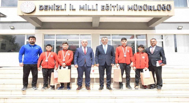 Denizlinin genç güreşçilerinden minderde 4 madalta