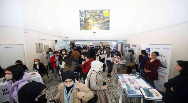 DEÜ, gençlere kariyer fırsatları sunmayı sürdürüyor