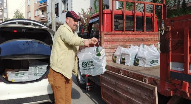 Devrekli muhtar köylü vatandaşlara tatlı ve yumurta hediye etti