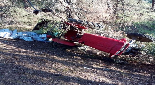 Devrilen traktörün altında kalan çiftçi ağır yaralandı